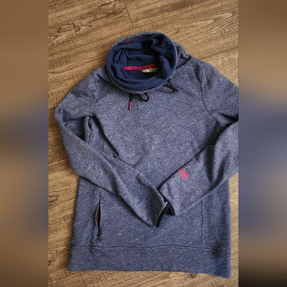 The North Face Chambray Blue Cowl Neck Sweatshirt Women's Sz M Key‎ Hole Sleeve